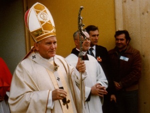 Gisotti: wciąż odkrywamy świadectwa świętości Jana Pawła II