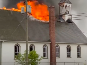 W Kanadzie podpalono zabytkowy kościół. Arcybiskup: bardzo opłakuję stratę tego kościoła [video]