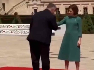 Orban próbował pocałować premier Mołdawii w dłoń. Zrobiło się niezręcznie [VIDEO]