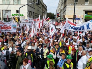 Protest Solidarności w Warszawie. Piotr Duda zaprezentował logo Marszu Godności