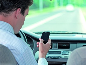 Używanie telefonów podczas jazdy może być bardziej niebezpieczne niż jazda pod wpływem alkoholu