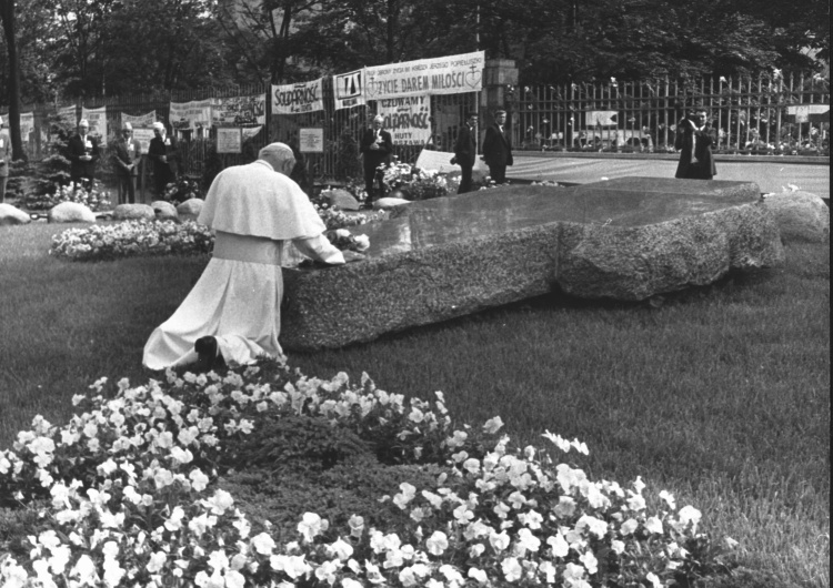 Jan Paweł II przy grobie ks Jerzego Popiełuszki, czerwiec 1987 roku Solidarność w obronie Jana Pawła II