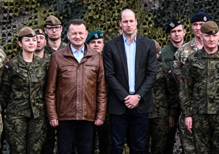 Wicepremier, minister obrony narodowej Mariusz Błaszczak oraz książę William podczas spotkania z polskimi i brytyjskimi żołnierzami Książę William w Polsce. Szef MON zabrał głos