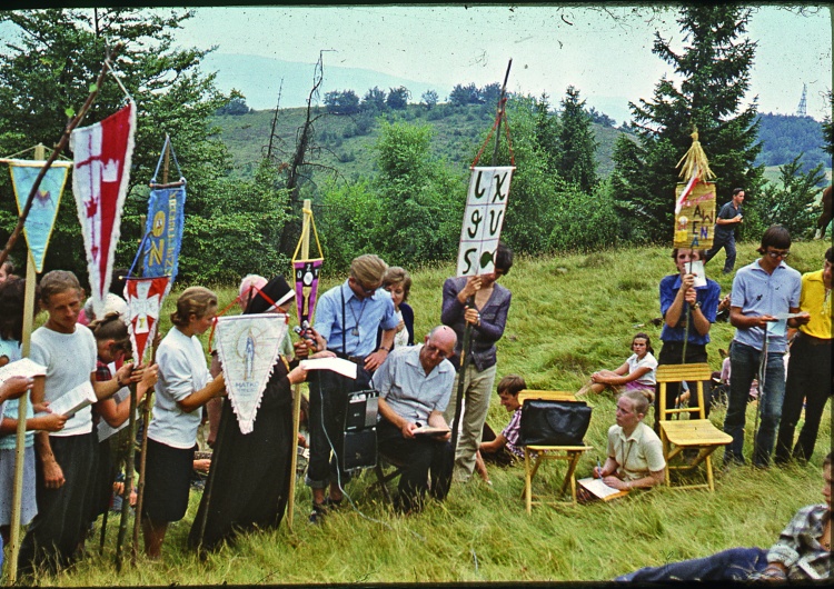 Ks. Franciszek Blachnicki podczas dnia wspólnoty oaz na górze Błyszcz obok Tylmanowej, 16 sierpnia 1972 r. Dr Robert Derewenda, IPN: Celem komunistów było pozbawienie księdza Blachnickiego wpływu na ruch oazowy, który sam utworzył