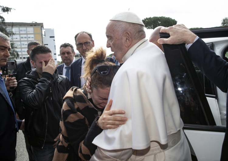 Papież Franciszek pociesza rodziców zmarłej dziewczynki Po opuszczeniu szpitala papież nie udał się bezpośrednio do domu, miał wcześniej ważne spotkanie