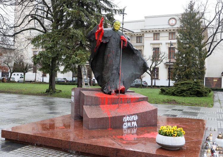 Zniszczony pomnik Jana Pawła II w Łodzi  Łódź: W nocy zniszczono pomnik Jana Pawła II #SolidarnizJPII