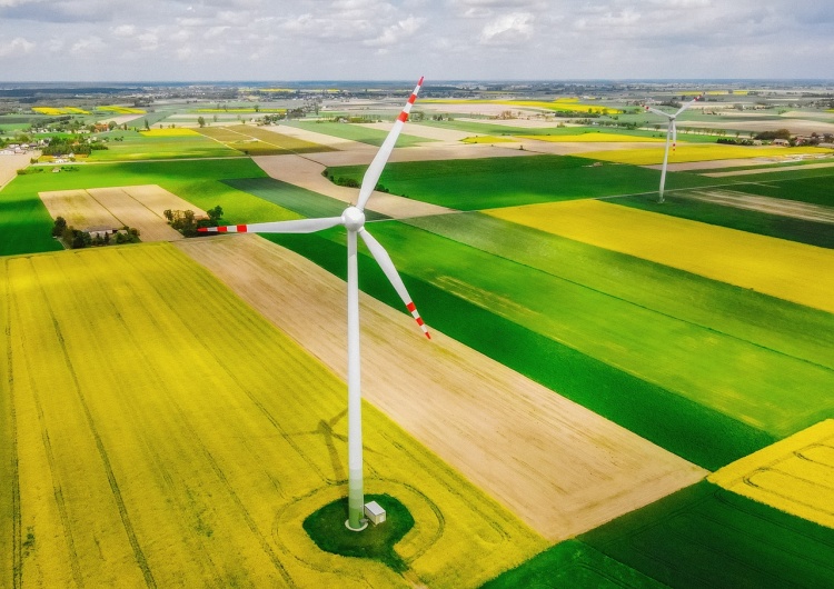 Wiatrak farmy wiatrowej PGE produkuje rekordowe ilości zielonej energii